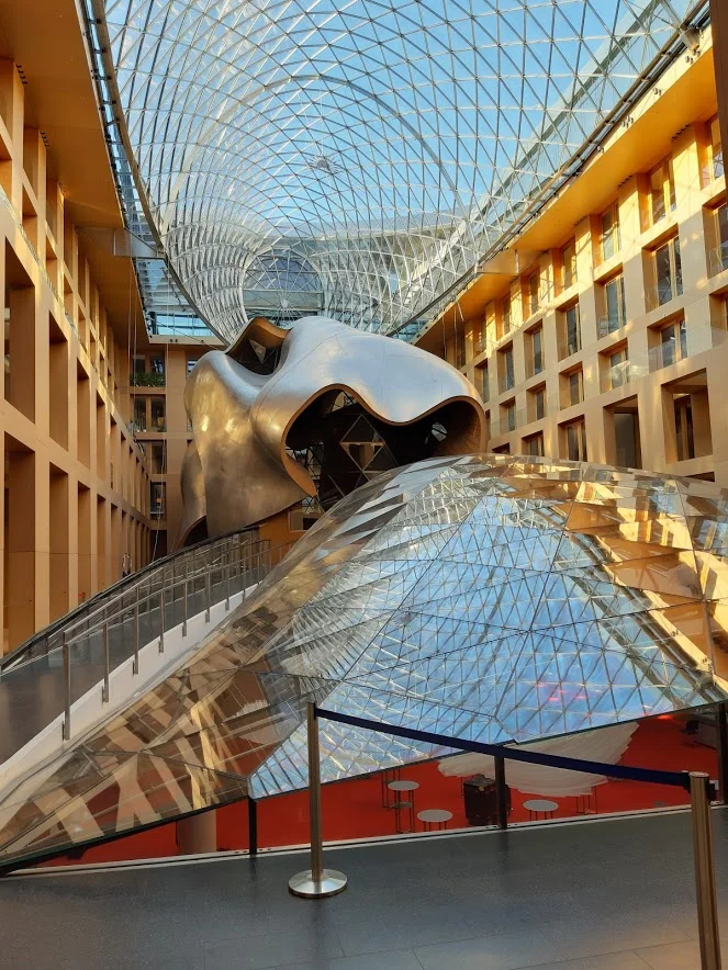 DZ Bank Pariser Platz — Bankhalle mit Eichenparkett