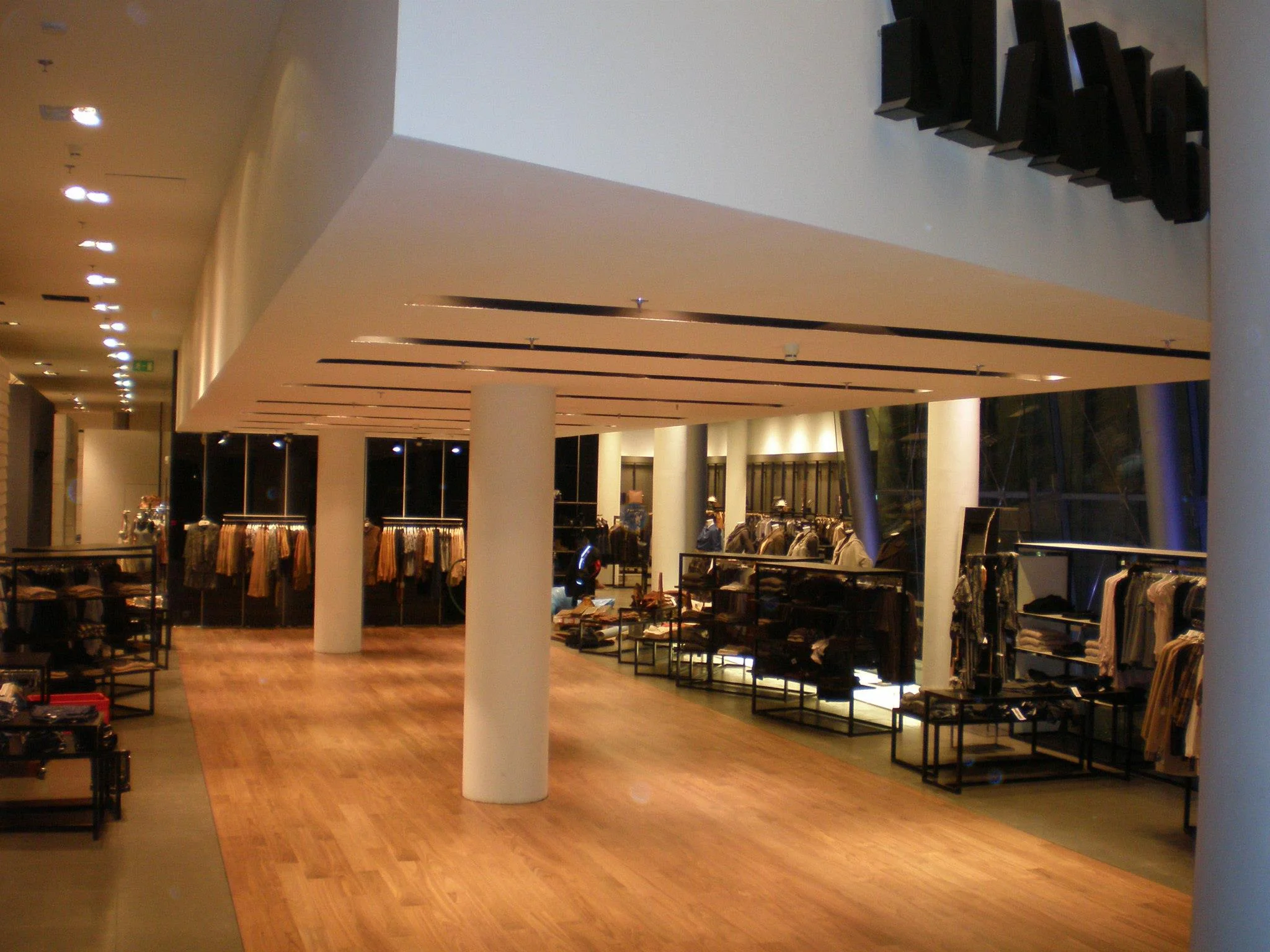 High-street-Boutique mit Walnussparkett
